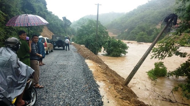 Nước sông Lò dâng cao, làm ngập cầu Phà Lò (huyện Quan Sơn, Thanh Hóa) suốt cả ngày 17 và 18-9, nên đến nay nhiều người dân và các loại phương tiện giao thông không thể qua lại được - Ảnh do người dân huyện Quan Sơn cung cấp