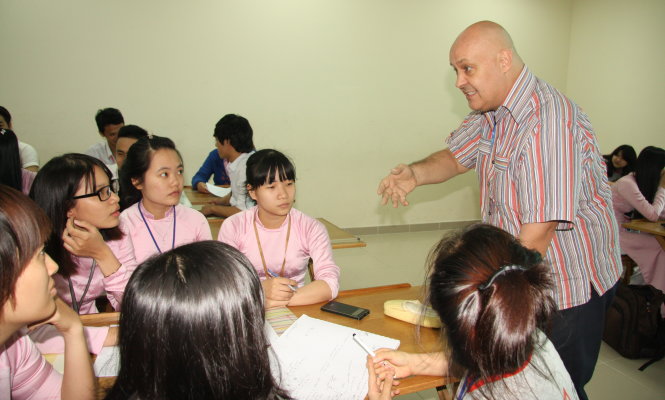 Sinh viên Trường ĐH Tôn Đức Thắng (TP.HCM) trong một tiết học với giảng viên người nước ngoài  Ảnh: Trần Huỳnh