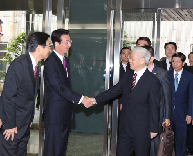 Tổng bí thư Nguyễn Phú Trọng (bìa phải) gặp lãnh đạo Công ty Fuji Electric - Ảnh: TTXVN
