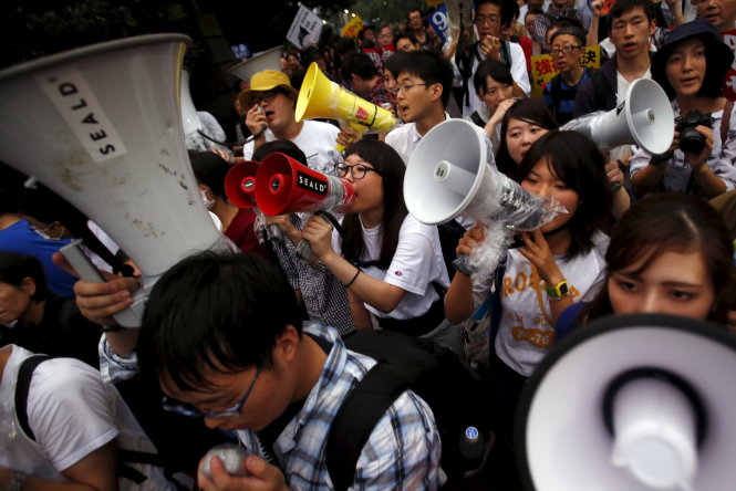 Người dân Nhật biểu tình phản đối các dự luật an ninh Ảnh: Reuters
