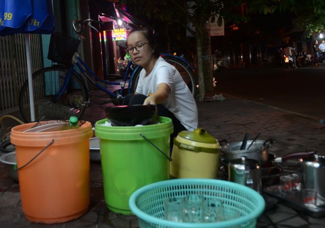 Võ Thị Hảo (ĐH Quy Nhơn) ngoài giờ học đi rửa chén thuê ở quán ăn mỗi tối kiếm 20.000 đồng - Ảnh: Trường Đăng