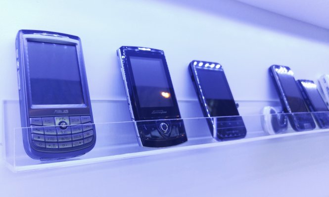 Từ trái sang phải là những chiếc điện thoại di động đầu tiên của Asus sản xuất từ năm 1997, và cho đến nay là các dòng smartphone ZenFone - Ảnh: T.Trực