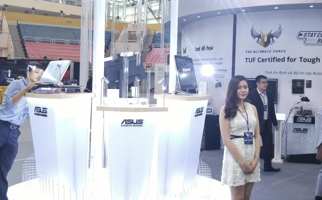 Nhóm sản phẩm cao cấp mới nhất của Asus được trưng bày tại triển lãm gồm máy tính xách tay, đồng hồ thông minh ZenWatch 2, máy tính bảng và điện thoại thông minh... - Ảnh: T.Trực