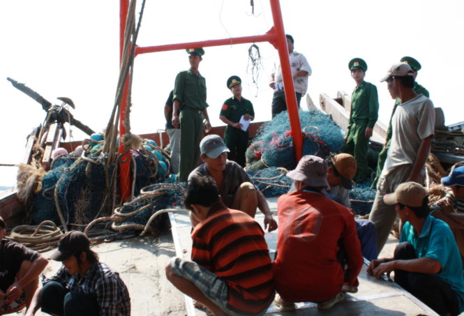 Bộ đội biên phòng Kiên Giang tuyên truyền, hướng dẫn ngư dân chấp hành luật pháp trên biển - Ảnh: K.Nam