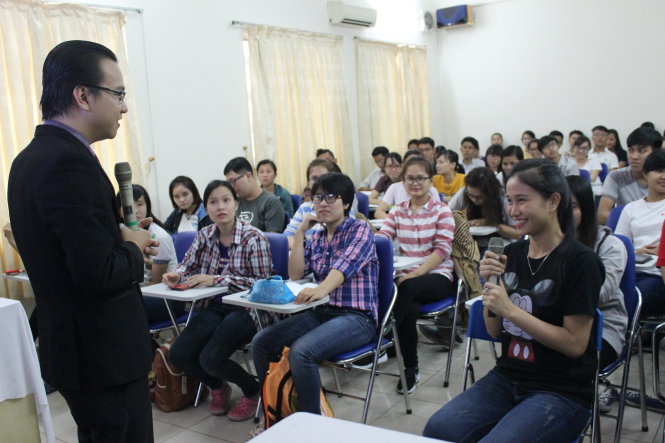 Các sinh viên thích thú với chia sẻ của thạc sĩ Đào Lê Hòa An - Ảnh: TÂM AN