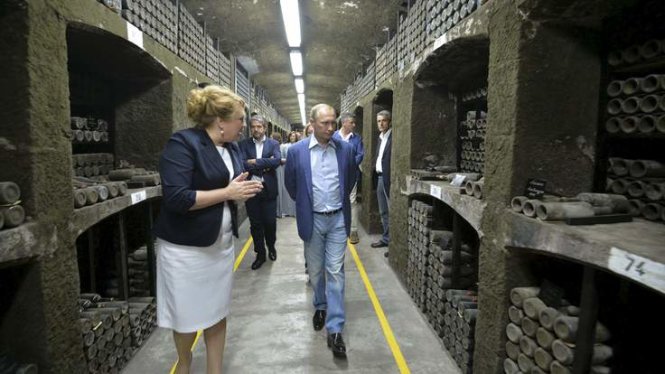 Tổng thống Nga Vladimir Putin thăm xưởng rượu Massandra cuối tuần trước - Ảnh: Sky News