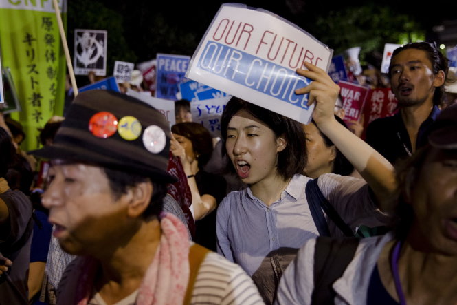 Sinh viên Nhật trong một lần tham gia biểu tình trước tòa nhà quốc hội ở Tokyo hồi tháng 8-2015 - Ảnh: Reuters