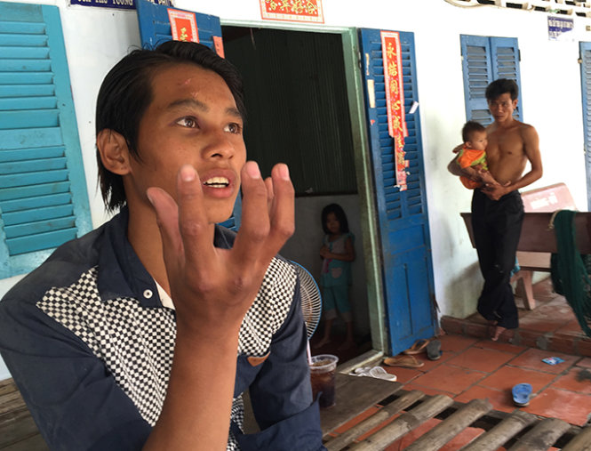 Anh Nguyễn Văn Diện (20 tuổi), một trong hai nạn nhân sống sót kể về thời điểm bình gas phát nổ khiến gỗ trên tàu bị vỡ, phang thẳng vào mắt anh - Ảnh: Chí Quốc