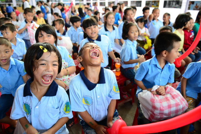 Các em nhỏ Làng thiếu niên Thủ Đức trong chương trình Trung thu yêu thương 2015 tại Nhà văn hóa Thanh niên TP.HCM chiều 20-9 Ảnh: THANH TÙNG