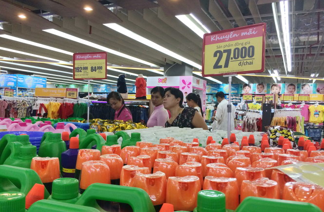 Người dân tham quan, mua sắm tại SC VivoCity ngày cuối tuần Ảnh: D.TUẤN