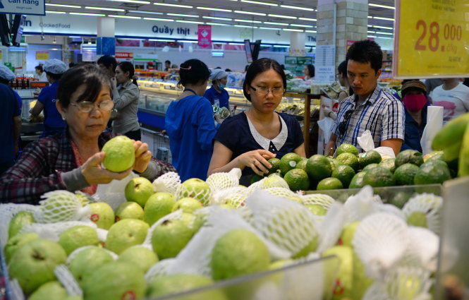Người dân chọn mua trái cây sạch tại siêu thị Ảnh: HỮU KHOA