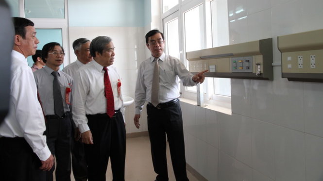 Ông Nguyễn Đức Chính, chủ tịch UBND tỉnh Quảng Trị thử khả năng hoạt động của hệ thống máy móc trong bệnh viện mới -    Ảnh: Q.Nam