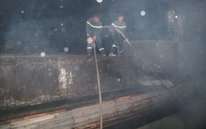 Lực lượng công an chữa cháy huyện Phú Quốc, bộ đội và thanh niên địa phương bất chấp nguy hiểm phá trần nhà để tiếp cận đám cháy - Ảnh: Duy Khánh