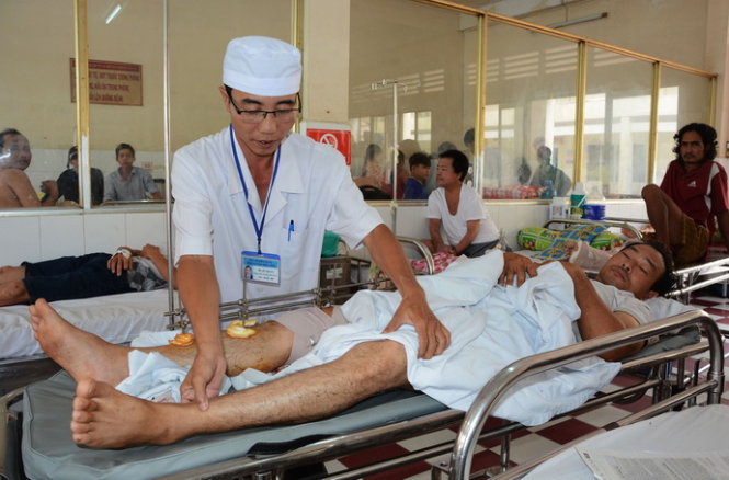 Ông Cường đang nằm điều trị tại khoa chấn thương chỉnh hình bệnh viện đa khoa Kiên Giang - Ảnh K.Nam