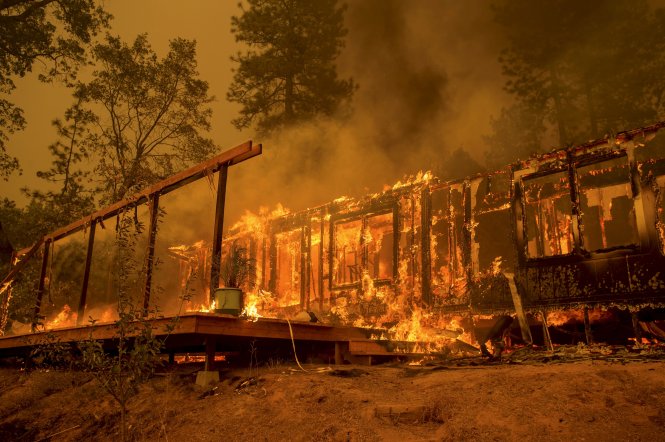 Một ngôi nhà tại bang California (Mỹ) bị phá hủy hoàn toàn trong trận cháy Butte - Ảnh: Reuters