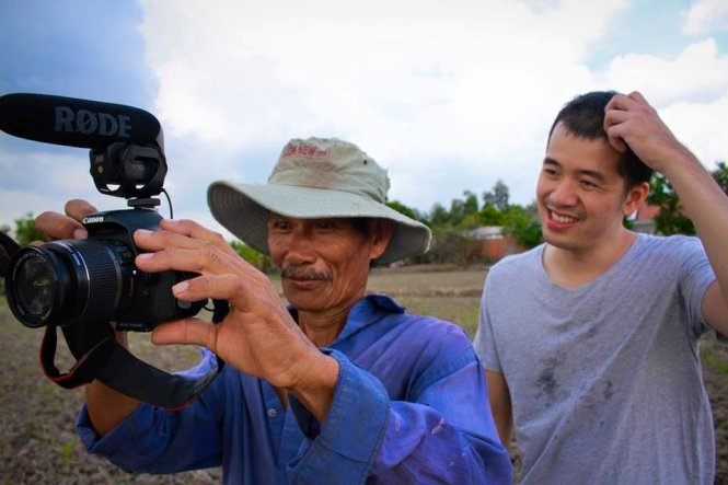 Ông Mười Nên - một nông dân Long An lần đầu tiên làm phim đã có phim lọt vào top 10 toàn cầu. Phía sau ông Mười Nên là nhà làm phim trẻ Trịnh Đình Lê Minh - Ảnh: Mây Cộng Mây