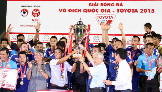 Chủ tịch VFF Lê Hùng Dũng trao cúp vô địch V-League 2015 cho CLB B.Bình Dương vào tối 20-9 trên sân Cao Lãnh - Ảnh: N.K.