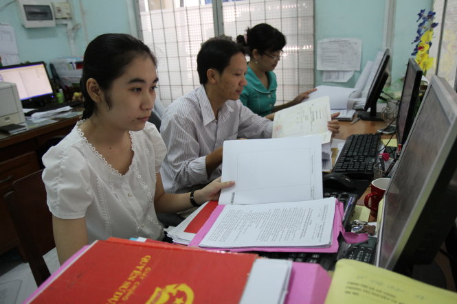 Nhân viên Văn phòng ĐKĐĐ tỉnh Tiền Giang thẩm tra hồ sơ do các huyện chuyển đến - Ảnh: Vân Trường