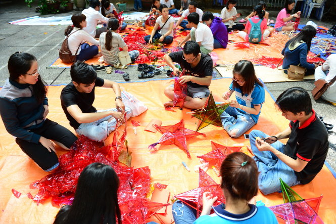 Các bạn trẻ làm lồng đèn ông sao do Câu lạc bộ Những ước mơ xanh tổ chức ngày 13-9 tại sân trụ sở  Hội Liên hiệp thanh niên TP.HCM - Ảnh: Quang Định