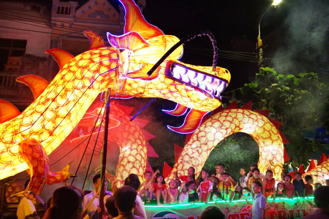 Hội rước đèn ở thị trấn Vinh Quang, huyện Hoàng Su Phì vào tối 20-9 (mùng 8 tháng 8 âm lịch). Người dân góp tiền với nhau để làm những lồng đèn khổng lồ-Như Đan (Q.Thủ Đức, TP.HCM)