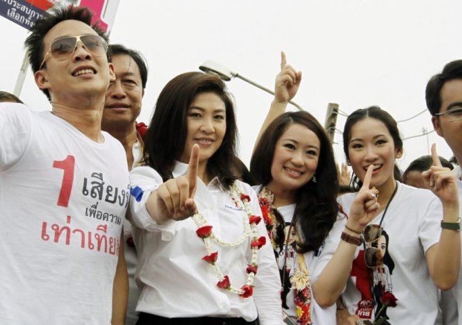 Panthongtae (bìa trái) trong cuộc vận động tranh cử cho bà Yingluck Shinawatra (thứ 2 từ trái sang) những năm về trước. Ảnh: Reuters