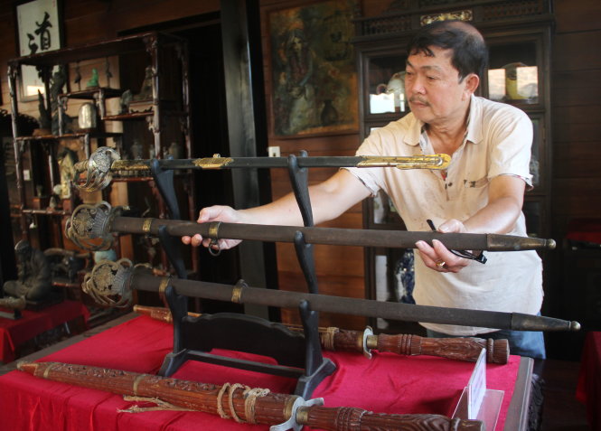 Võ sư Nguyễn Văn Anh với những binh khí trong bảo tàng võ thuật mà ông đang xây dựngẢnh: Đ.CƯỜNG