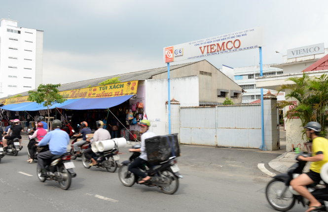 Công ty cổ phần cơ khí điện tử Phú Thọ Hòa Viemco cho người dân thuê mặt bằng trước công ty để bán quần áo trên đường Lũy Bán Bích, Q.Tân Phú (ảnh chụp chiều 21-9) - Ảnh: Thanh Tùng