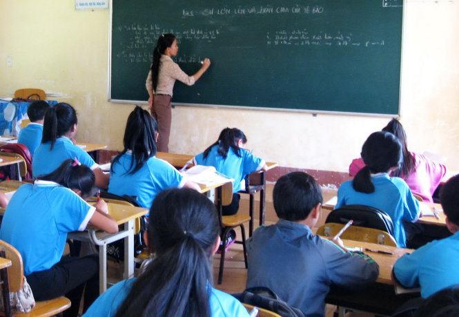 Học sinh lớp 6A3 (Trường THCS Đinh Tiên Hoàng, thị xã Buôn Hồ, Đắk Lắk) đang chép bài theo cô giáo, thay vì thảo luận nhóm và tự đưa ra đáp án như ở tiểu học - Ảnh: Huyền Trang