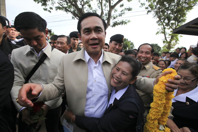 Thủ tướng Prayuth Chan-ocha trong một lần đi thị sát vùng lũ lụt ở Thái Lan Ảnh: AFP