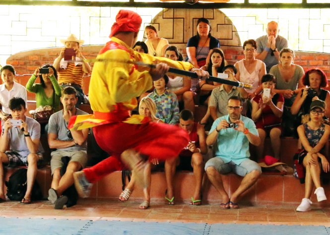 Du khách nước ngoài theo dõi buổi biểu diễn võ cổ truyền tại Huế - Ảnh: Đ.Cường