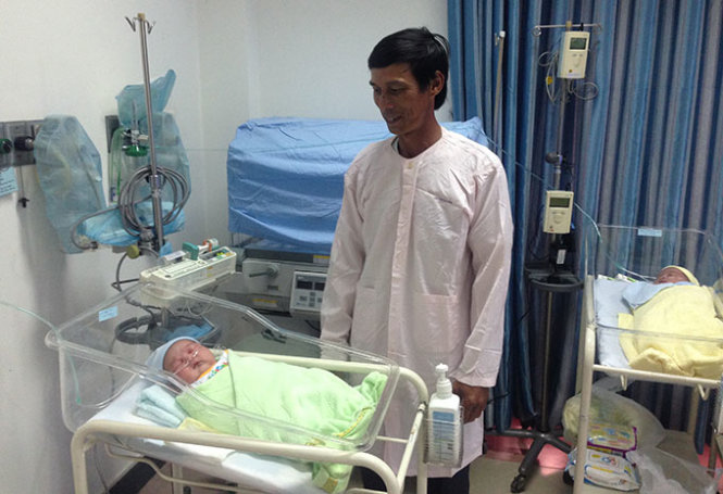 Anh Hoàng Quốc Đạt và con trai mới sinh nặng 5,7kg - Ảnh: Ngọc Khải