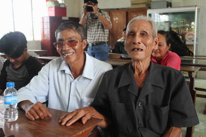 Ông Lá (trái) và cha mình - ông Phan Văn Phàn (83 tuổi) trong ngày được khôi phục tư cách công dân - Ảnh: SƠN LÂM