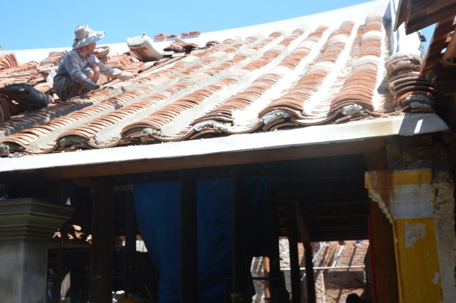 Một ngôi nhà cổ được lợp lại toàn bộ mái ngói âm dương - Ảnh: Thanh Ba