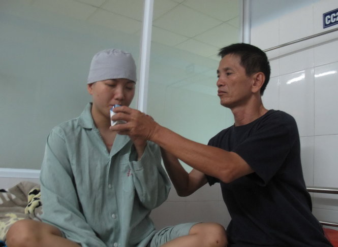 Huyền Trang được bố chăm sóc tại phòng cấp cứu Bệnh viện Ung bướu Hà Nội - Ảnh: K.X.