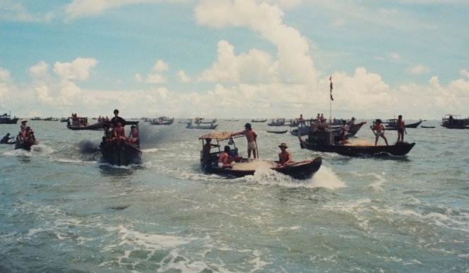 Một ngày hội cá đường ngoài cửa biển Rạch Gốc đầu năm 1984 - Ảnh: Xuân Dũng