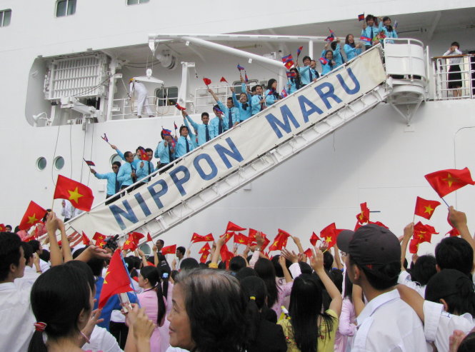 Các tình nguyện viên và người dân TP.HCM nồng nhiệt chào đón các đại biểu trẻ của chương trình Tàu thanh niên Đông Nam Á và Nhật Bản mỗi năm - Ảnh: Q.L.