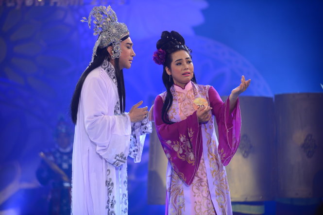 Thí sinh Tô Kim Phương (phải) trình diễn tiết mục Ngai vàng và nữ tướng trong đêm chung kết Chuông vàng vọng cổ tối 24-9  - Ảnh: Quang Định