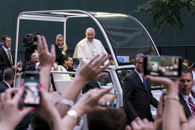 Người dân chào đón Đức Giáo Hoàng Francis đến New York (Mỹ) - Ảnh: Reuters