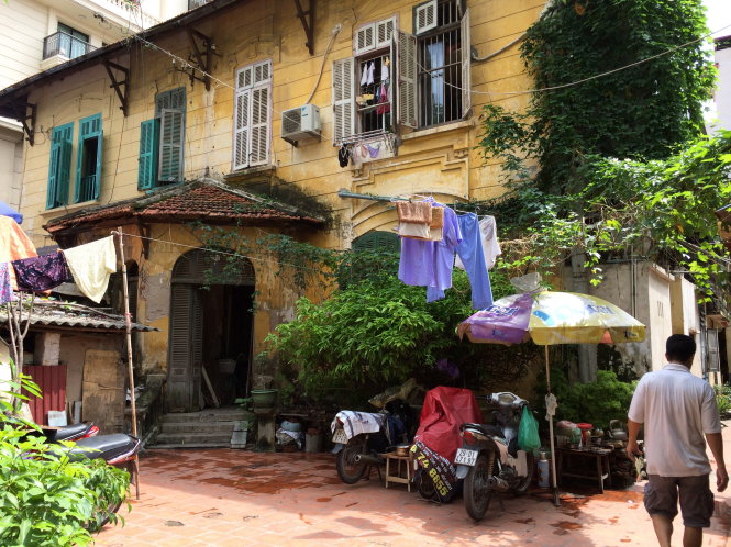 Biệt thự xuống cấp trên phố Phan Bội Châu, Hà Nội  - Ảnh: Lâm Hoài