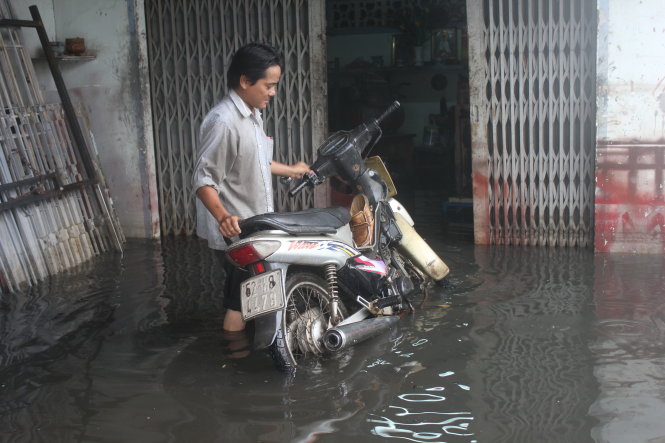 Nhà dân trên đường Ấp Chiến Lược, P.Bình Trị Đông A, Q.Bình Tân (TP.HCM) ngập nặng sau mưa  - Ảnh: Đ.P.