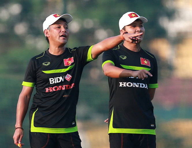 HLV Takashi (trái) chỉ đạo các cầu thủ trên sân tập Ảnh: Nam Khánh