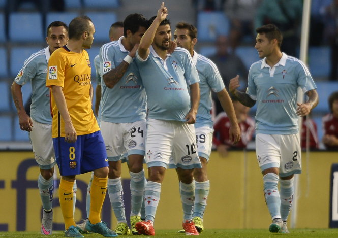 Nolito (số 10) được đồng đội chúc mừng sau bàn thắng tuyệt đẹp Ảnh: AFP