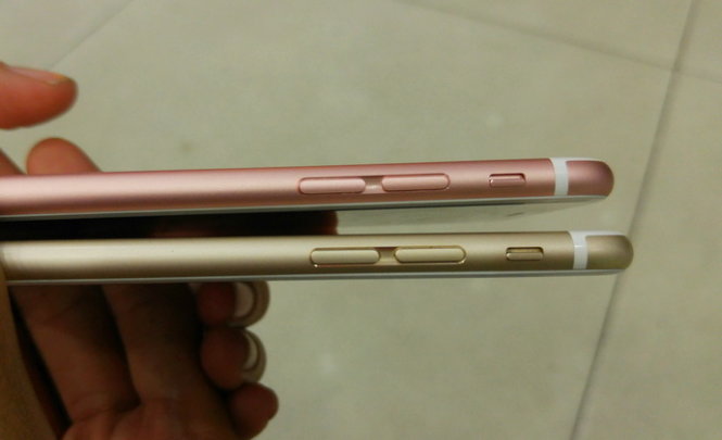 iPhone 6S (trên) dày hơn một chút so với iPhone 6 (dưới) - Ảnh: T.Trực