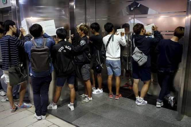 Sinh viên Hàn Quốc điền đơn xin việc làm tại một hội chợ tuyển dụng ở Seoul. Ảnh: Reuters