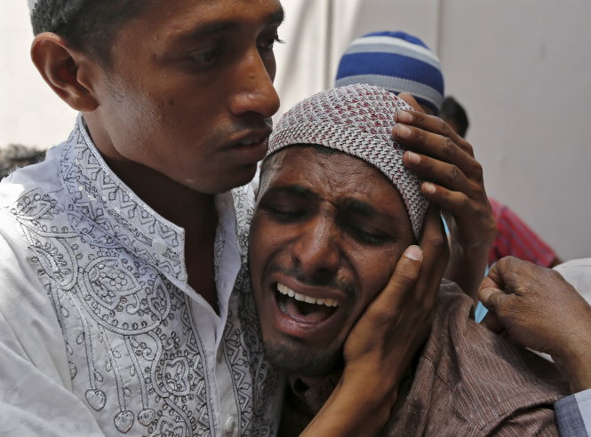 Tín đồ Hồi giáo ở Ahmedabad (Ấn Độ) than khóc khi hay tin người thân thiệt mạng ở Mecca - Ảnh: Reuters
