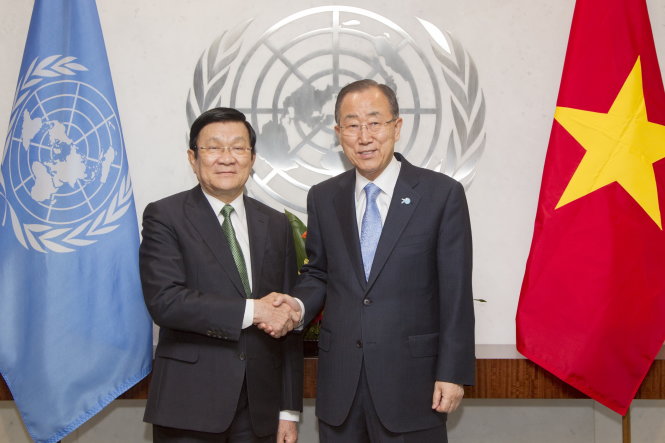 Tổng thư ký LHQ Ban Ki Moon (phải) bắt tay Chủ tịch nước Trương Tấn Sang trong buổi hội kiến tại trụ sở LHQ ở New York ngày 24-9 Ảnh: LHQ