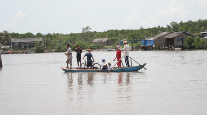 Điều kiện để phát triển giáo dục ở vùng ĐBSCL còn nhiều thiếu thốn. Trong ảnh: học sinh ở huyện Ngọc Hiển (Cà Mau) đi đò ngang đến trường - Ảnh: Thùy Trang