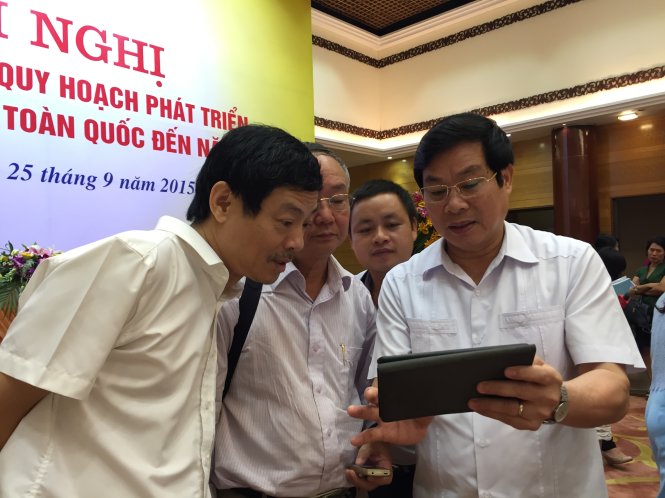 Bộ trưởng Nguyễn Bắc Son (bìa phải) trao đổi với các đại biểu bên lề hội nghị phổ biến nội dung cơ bản của đề án Quy hoạch phát triển  và quản lý báo chí toàn quốc đến năm 2025 - Ảnh: Minh Quang