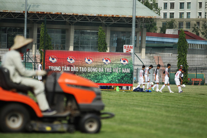 Đội tuyển U-16 VN tập luyện trên sân tập của Trung tâm đào tạo bóng đá trẻ VFF  - Ảnh: NGUYỄN KHÁNH