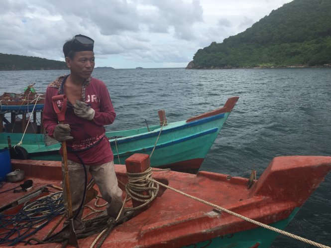 Ông Nguyễn Văn Dũng chuẩn bị lặn cạo đáy tàu hải quân - Ảnh: Tấn Vũ